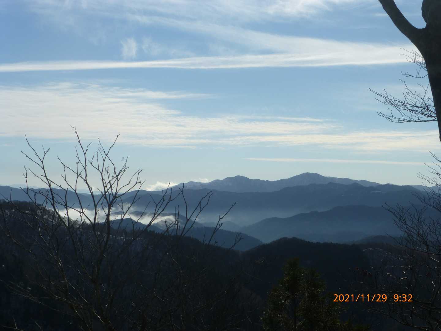 南側を見ると比良山系が見えます。（少しズーム）
