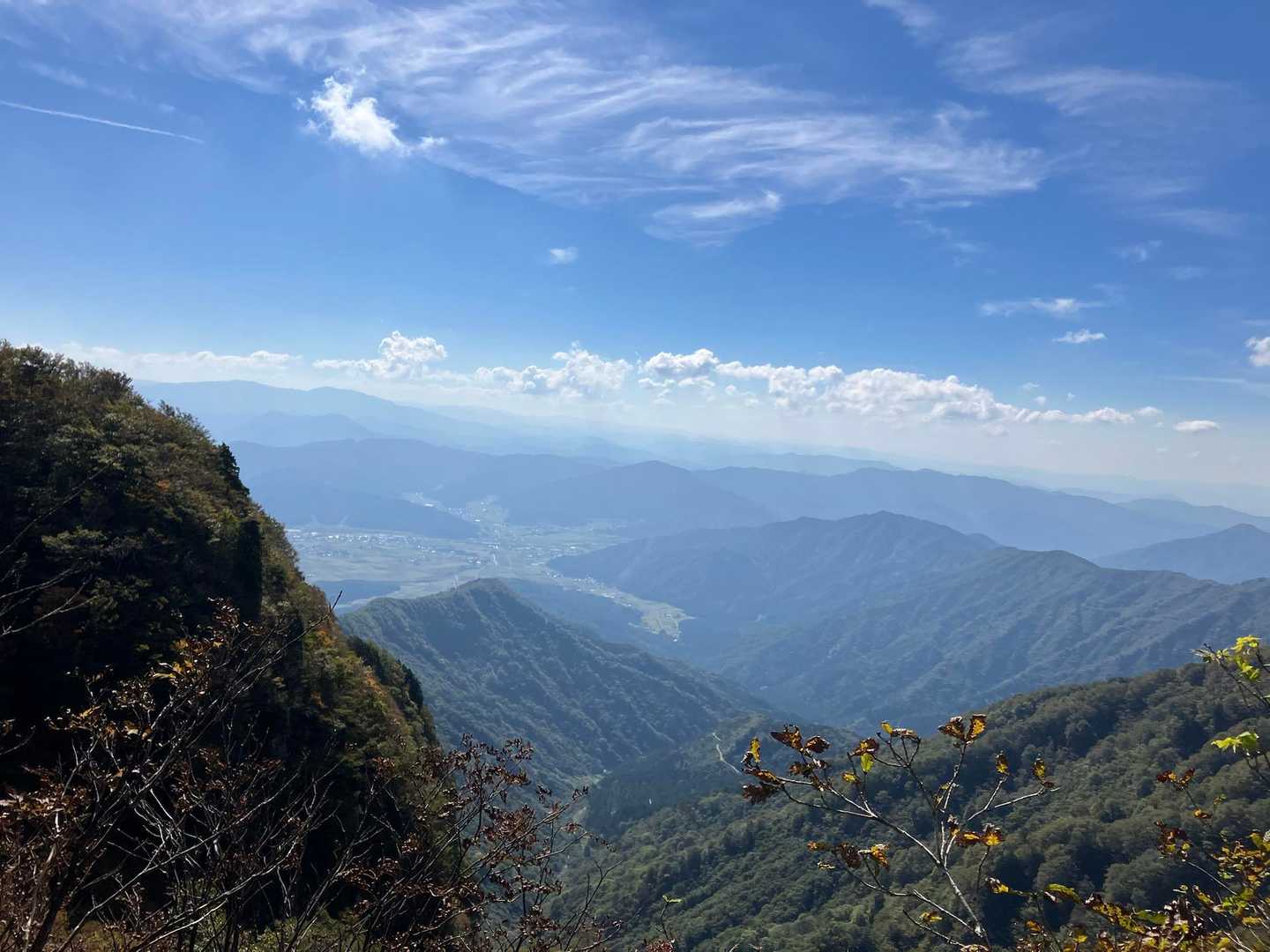 越前甲山から大日山を目指す。途中に勝山市が見えます✨