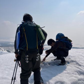 天測点はまだ雪の中。
まるで少年のように探索している。