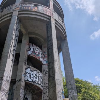 展望台。こんな山の上まできてラクガキするなんてな〜…😳