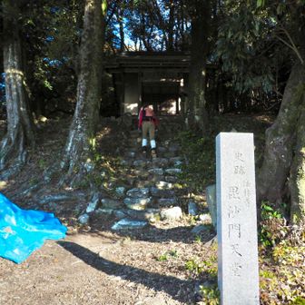 集落を奥に進んで法林寺から山に入っていきます
