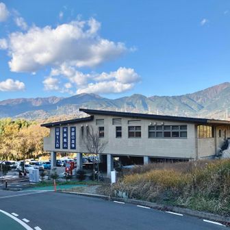 浅間山から案内板⇨に従って温泉♨️に下山。（雨降ったらちょっと歩き辛い様な山道）

露天浸かりながら富士山眺め〜‥
隠しで外が全然見えない！そりゃそうか。
名前で勘違い。
（飲食スペースから🗻良くみえます）
内湯は長湯できるいい温度。
膝怪しかったからジャグジー当てたら、足指がつったけど、お風呂で癒され、お土産に富有柿買って、秦野駅まで20分。

おつかれ山⛰️でした。
久しぶりの温泉〆、いい登山でした。
富有柿、美味しかった！