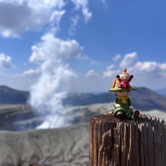 火口をバックにひと休み