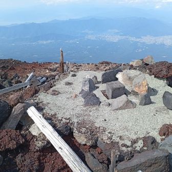 白山岳
今日は直ぐに下山して行きたい所があったのですが､バテバテで遅くなったので お鉢巡りで白山岳にも寄りました。周回も出来るんですが風も強いし滑落したら嫌なのでピストンで登りました(^m^ )