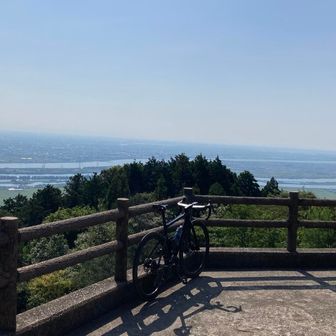 山頂到着🛬
ここで、🚴‍♀️の方とお話しを。
この後、ぐるっと回って下山されるとの事でした。　今私が来た山道を🚴‍♀️で下るとはこれまた凄い。また、仕事で地下足袋使ってたよ　と。

今日は、珍しく　地下足袋の話が多く出来、いい日でした♪(今日は、地下足袋　あまり　ビックリされませんでした)
