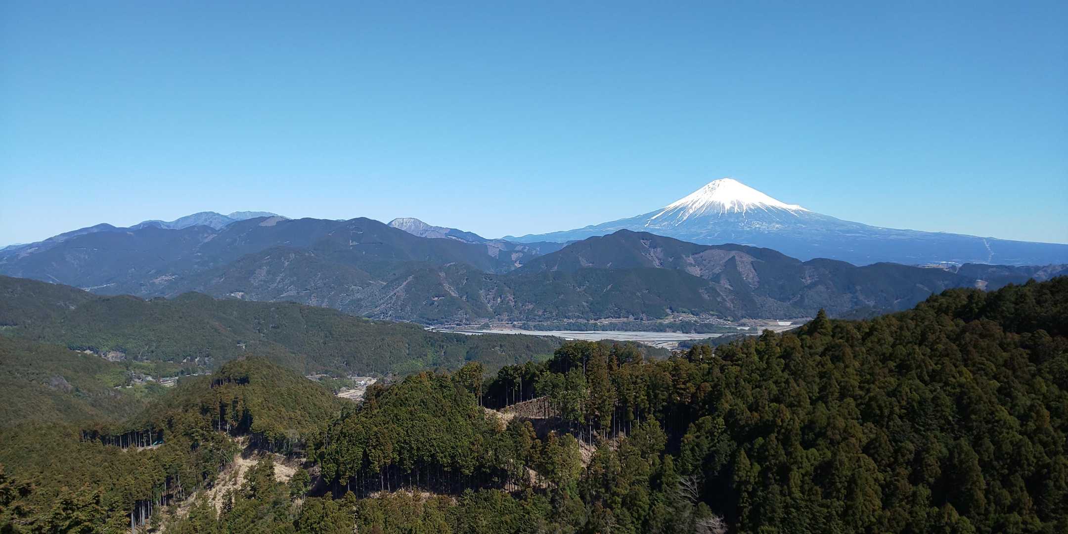 眺望ポイントに到着
富士川の向こうに天子山地
天子ヶ岳には残雪が見えます
富士山の手前は白水山です