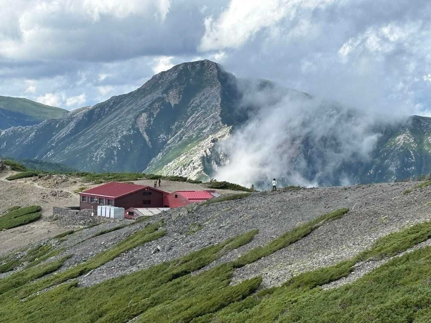 蝶ヶ岳ヒュッテと常念岳