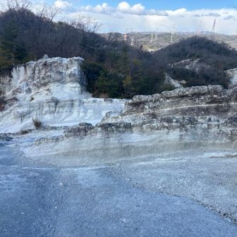 と、またここでも強風と突風🌬️
飛ばされないよう岩に寄りかかり、パッと写真撮って、サッと退散
東屋ありました