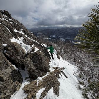 YouTubeで予習していた通り出来るだけ
登りやすい所探す🔎
でっ！ピッケルは両手で掴めるので不要だった
ちなみにここまで来ればピーク取れますよ
YAMAP100mルールです♪