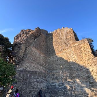 最後のピーク、鷹取山。
この絶壁がクライミング🧗で人気なのだとか。