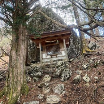七ツ石山の神社。