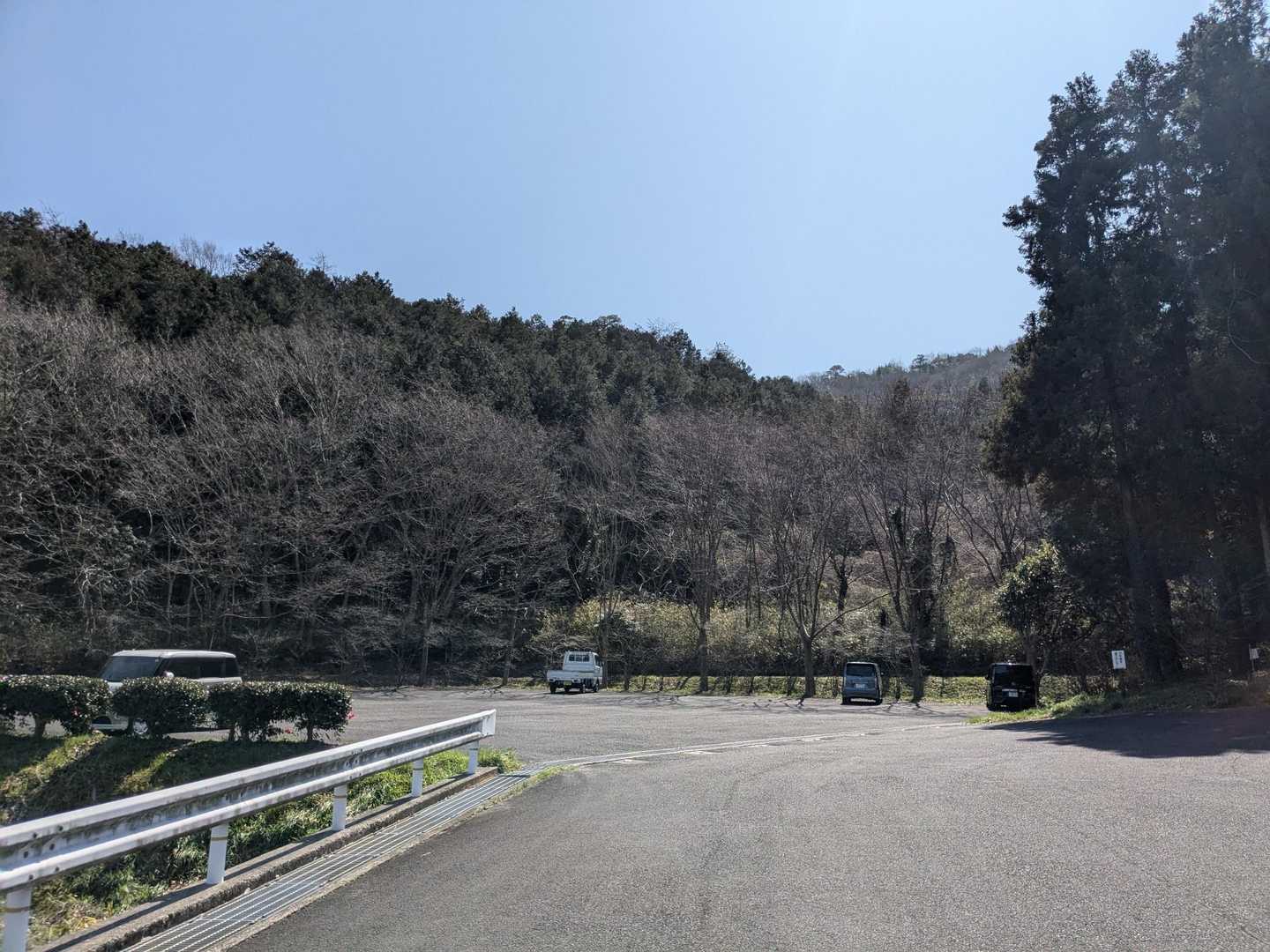 駐車場には4台の車が止まってます。
いつもより多いですね