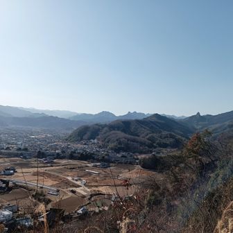 標高300m台の縦走路なのに景色は抜群。ワンちゃんと歩いている人、ゆっくり山歩の人…愛されて歩かれているアルプスのようです。