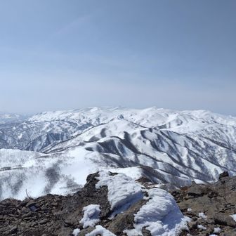 山頂から焼石岳。