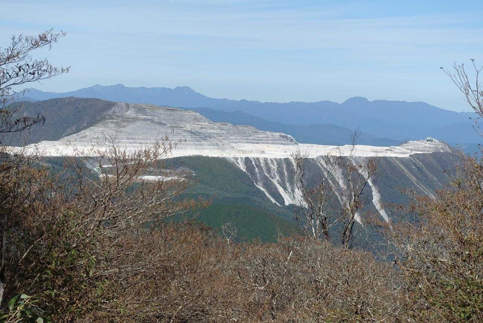 鳥形山の向こうに石鎚山ファミリー🌟
