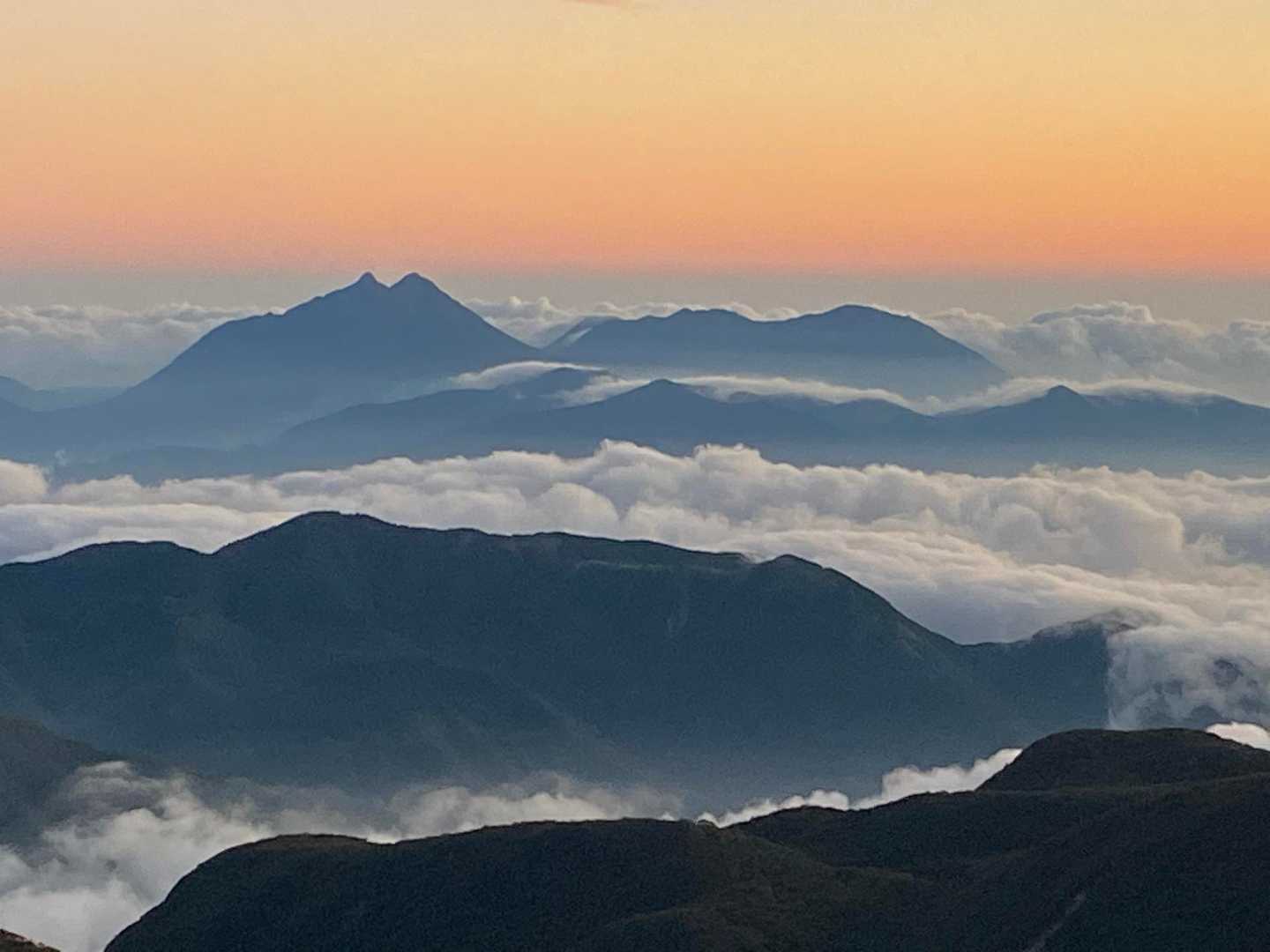 由布岳、鶴見岳は雲海に包まれてます。