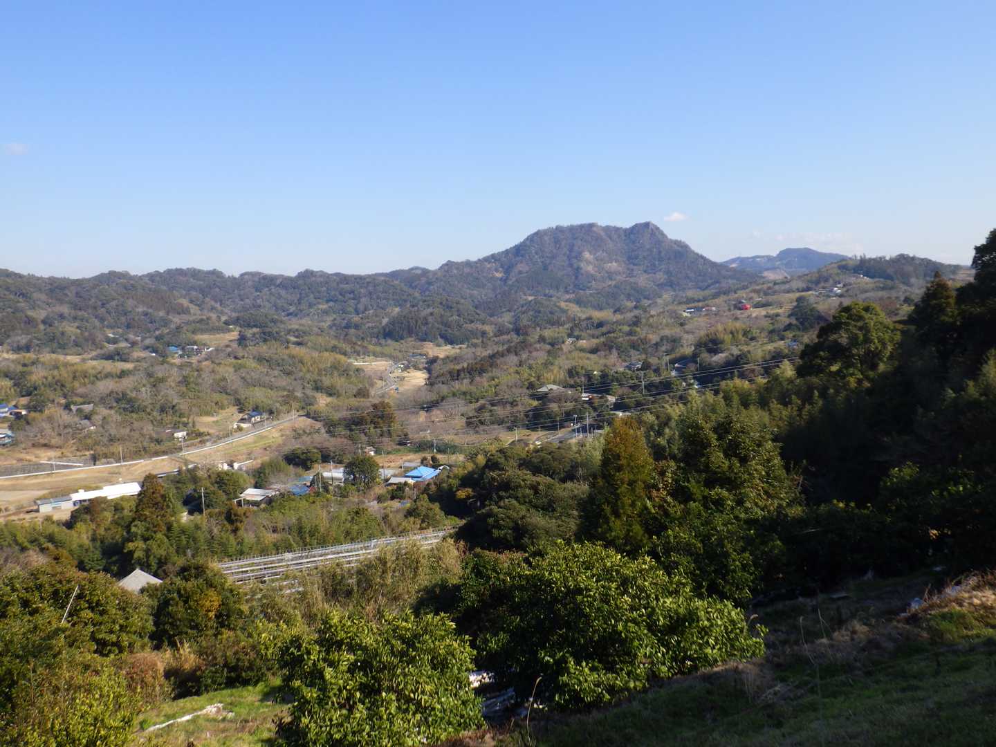 振り返れば伊予ヶ岳
のどかな風景です(^^)