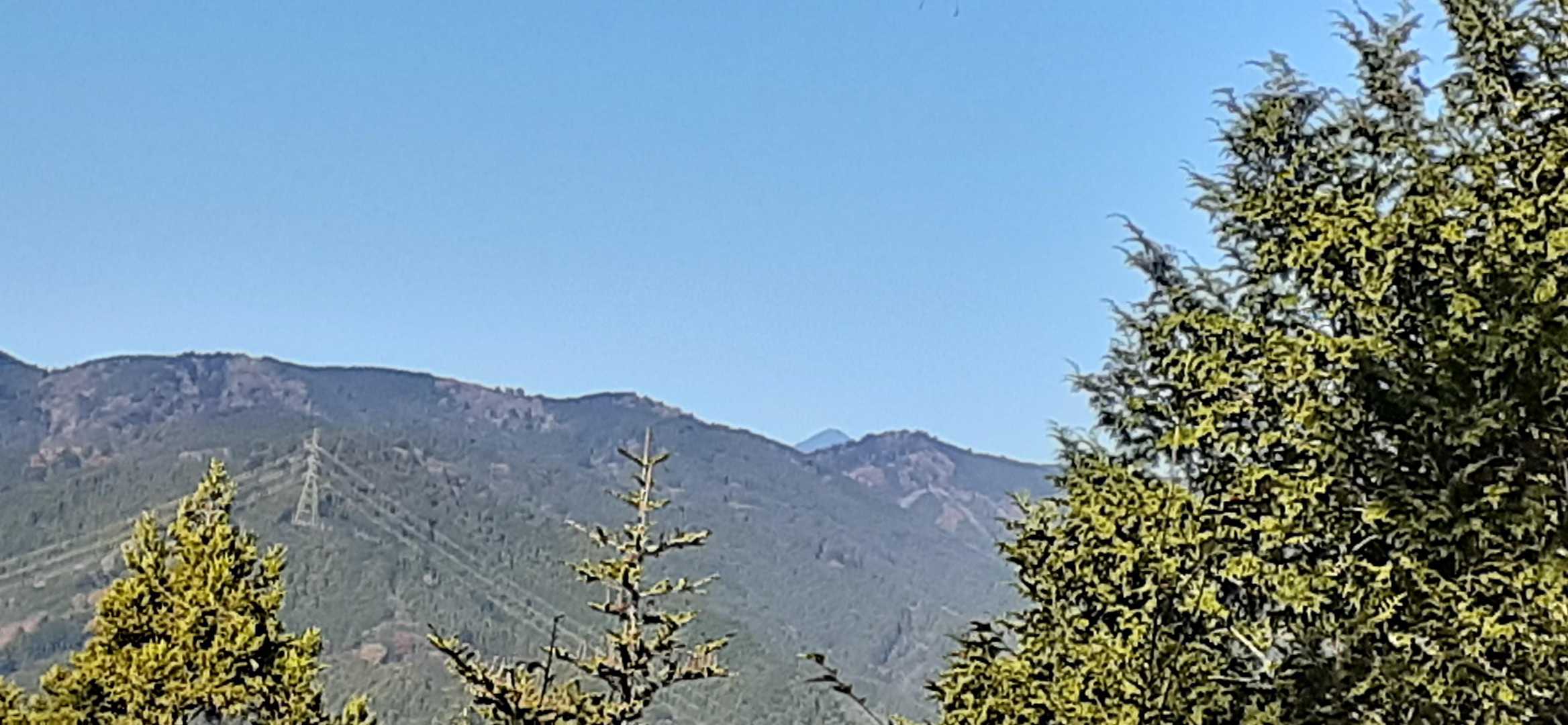 で…そこから右の方に、ヒョッコリ覗くとんがり山はどちら様？
見つけてしまったらキニナル
｜˙꒳​˙)