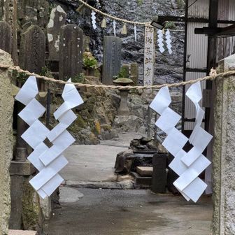 蛇滝は修行場なので遠くから眺める