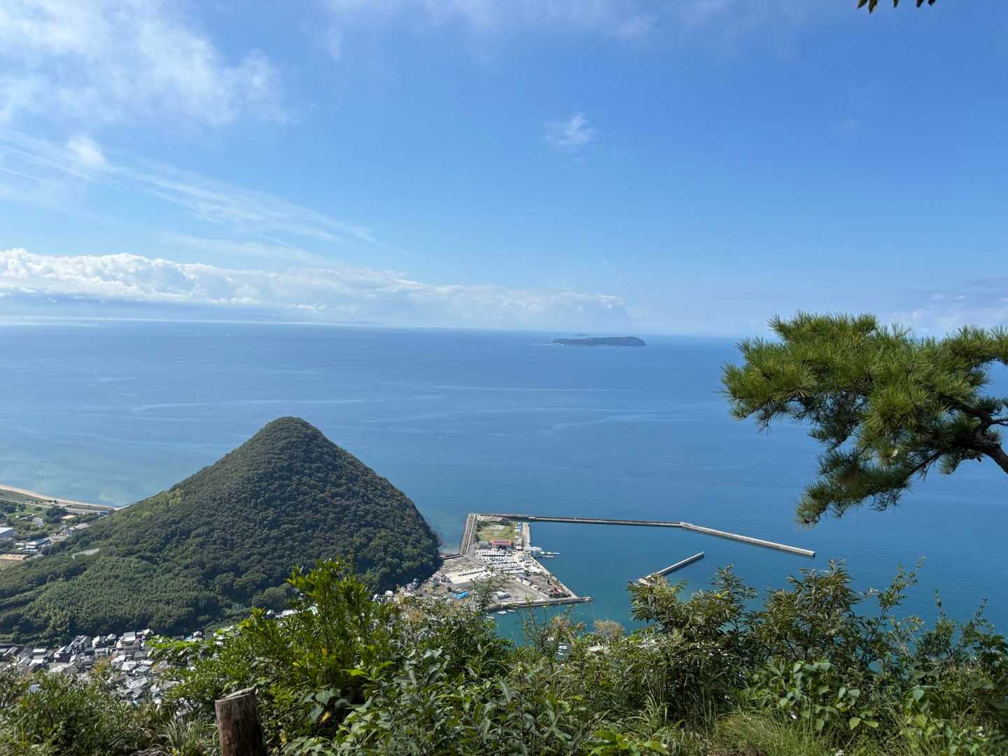 絶景✨伊吹島が見えます😊
雲の向こうは天狗岳の方角みたい
