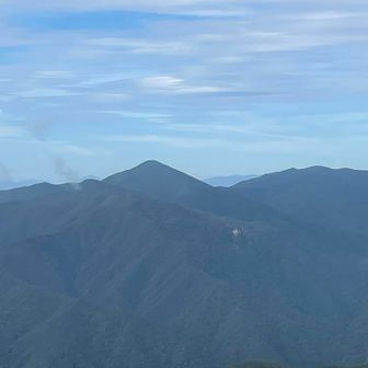 三角形の姿が目を惹きつける山は黒金山？
