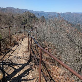 展望台への橋。北アルプスが真正面！