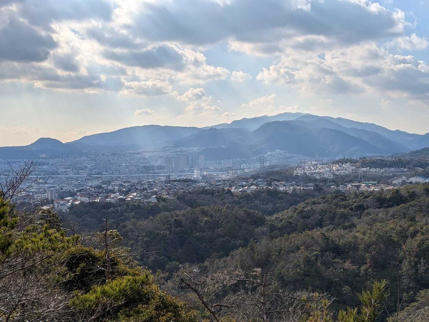 西燈明山の端の展望の良い岩から
西に甲山から東に五月山まで見渡せます✨