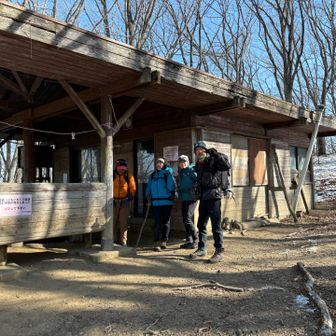 のんびり各々ランチをしてリスタート🚶‍♀️✨
広い東屋は有り難い！
土禁の板の間あり！