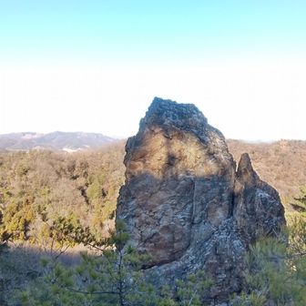 ローソク岩。越床山から46m下るので、ご覚悟を。