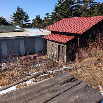 貸し切り状態の避難小屋のテラスで、昼食と乾杯。
ノンアル🍺を持ち上がってくれていたJrさん。荷物になるのにありがとう。　美味かった😋