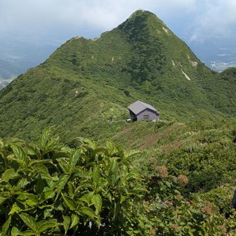 象ケ鼻からのユートピア避難小屋と三鈷峰