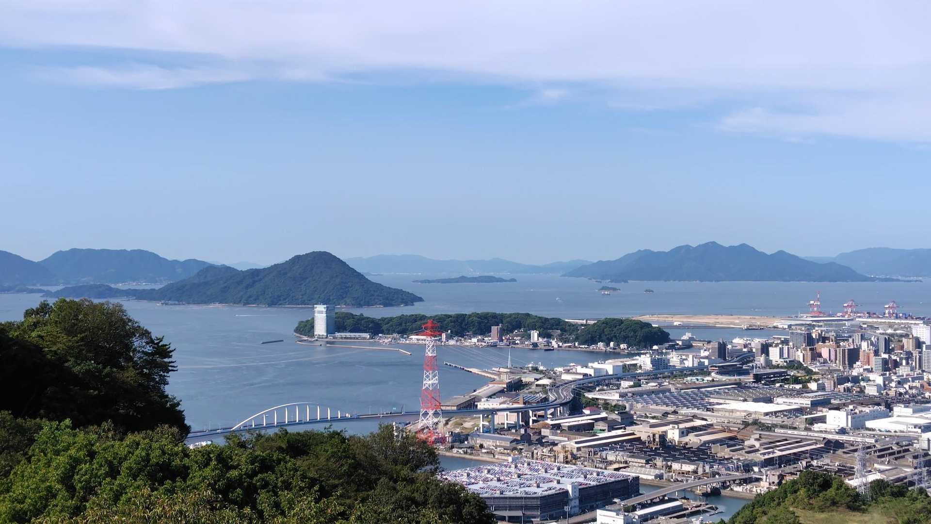 似島（左）、宇品島（中央手前）、大奈佐美島（中央奥）、宮島（右奥）
（黄金山展望台から）