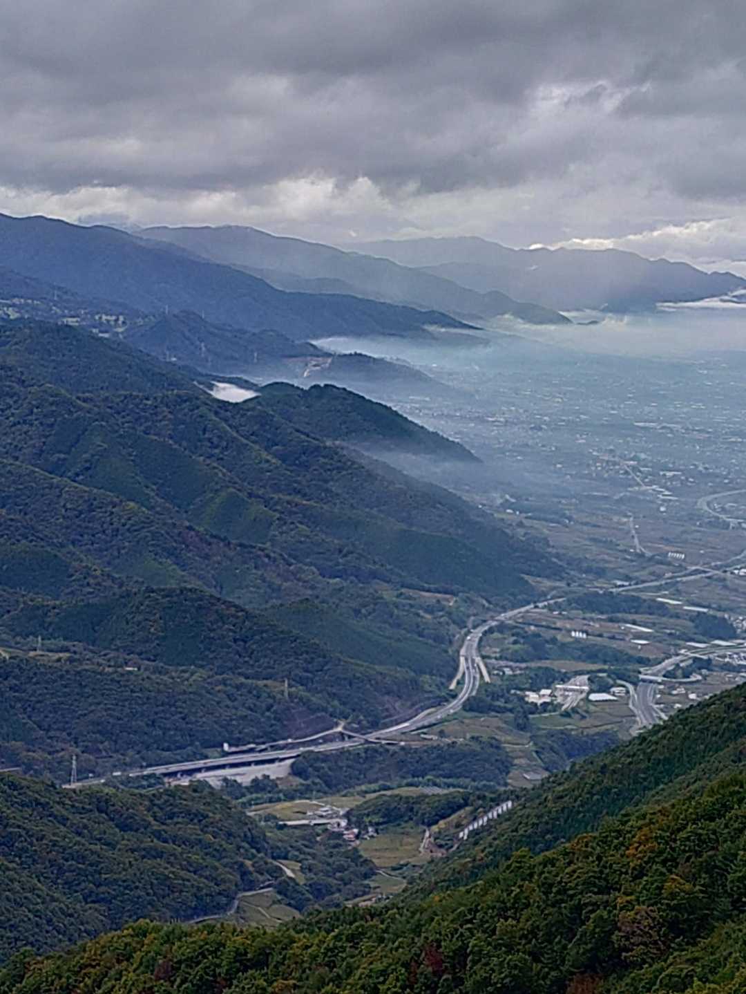 甲州高尾山 | 展望がないからこそ五感が研ぎ澄まされる、緑の静寂に浸る贅沢な時間の写真