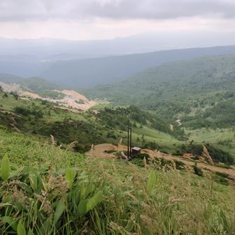 小串鉱山方面。
鉄塔は索道跡