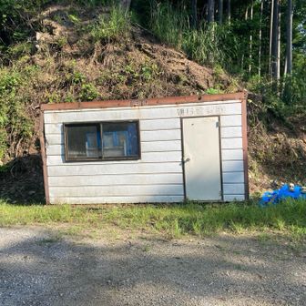 この建築現場建物を目印に右手に大ダワ、鋸尾根方面。舟井戸へ向かうルートの入り口は林道をさらに200mくらい先に行った所にあります。