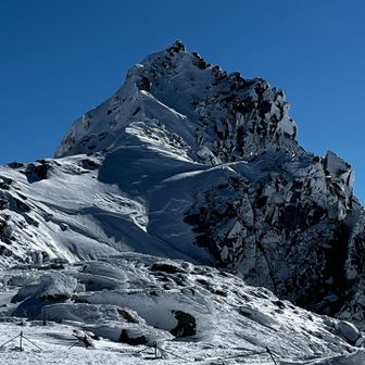 威厳ある宝剣岳を
最後に眺め…恐怖の八丁坂下りへ