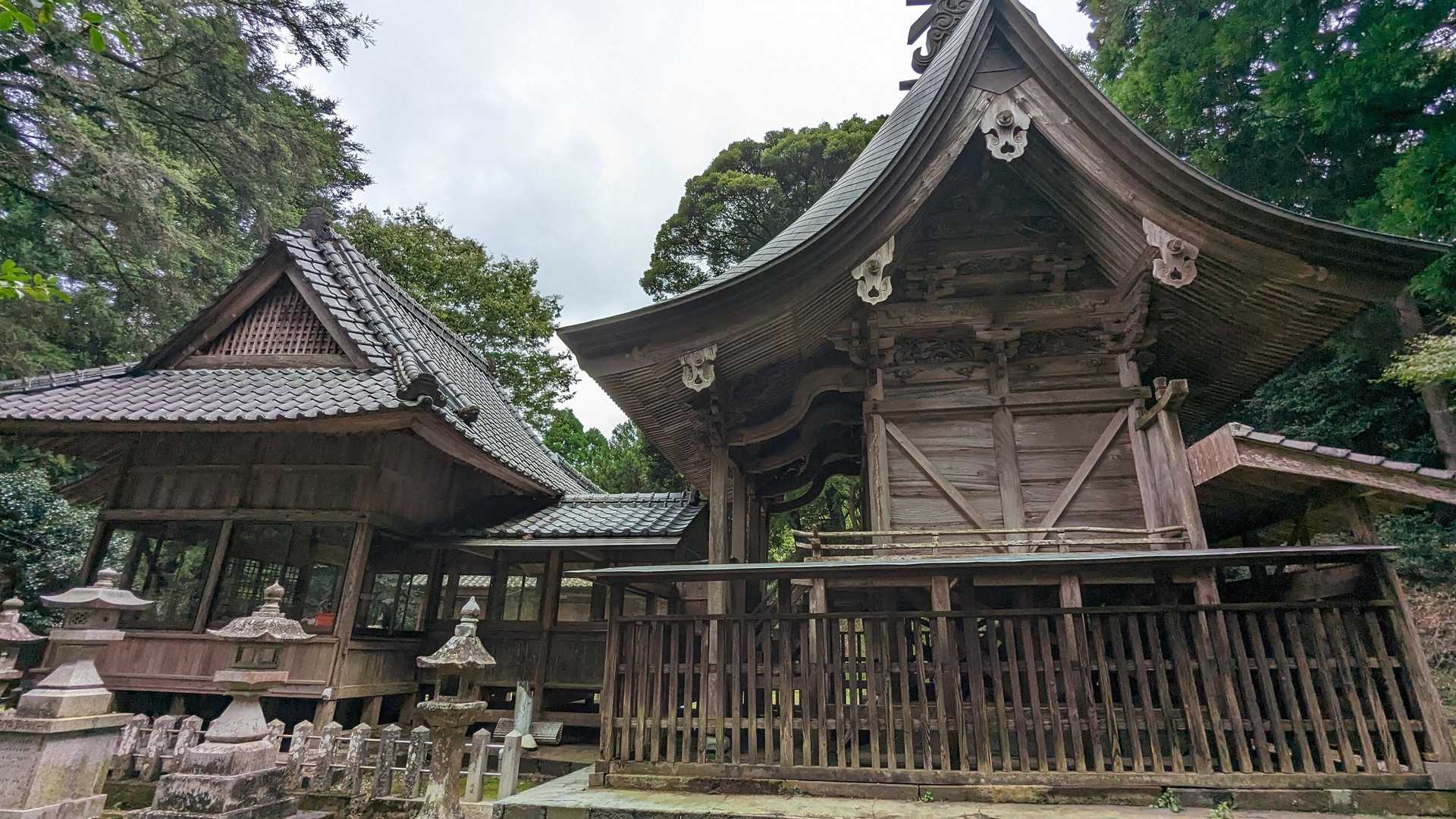 この本殿は美しくまた紅葉時期には素晴らしいだろうなあと。
