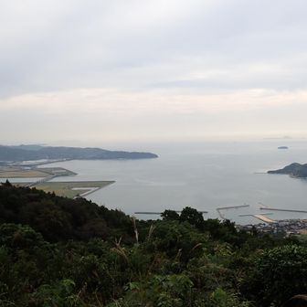 大海湾かな、晴れていれば青い海が見れてたかも