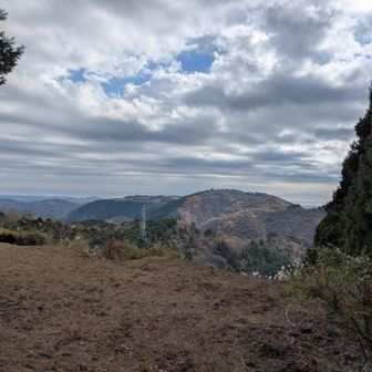 山頂から振り返ると、開けているのだけど、これを晴れっていうんですか？？？