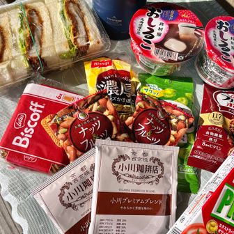 今日の山ランチとおやつ　鬼平コロッケのカツサンド　美味しい😋　Biscoff 先週頂いて☕️コーヒーのお供にハマり中😋