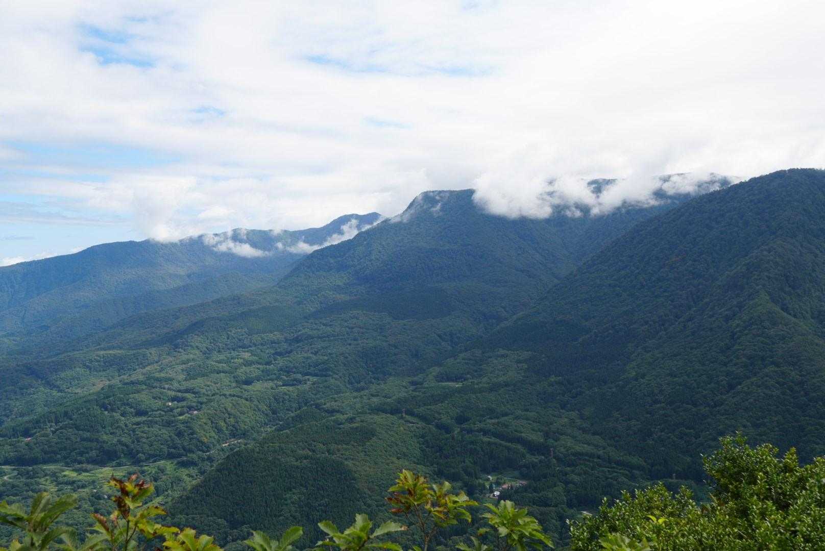中津川を挟んだ対岸には苗場山