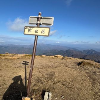 鈴北岳1182m  後方に伊吹山を添えて