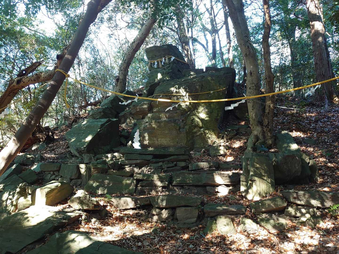 少し下ると岩の神社？があります。神秘的な雰囲気。
さあ、戻りますか。