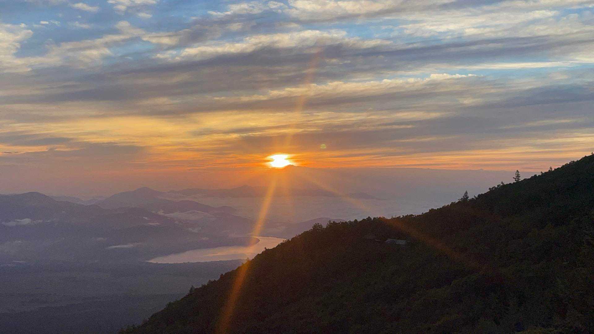 吉田ルート | 雲海を従える最高峰、日本を見下ろす3,776mの神々しき世界の写真