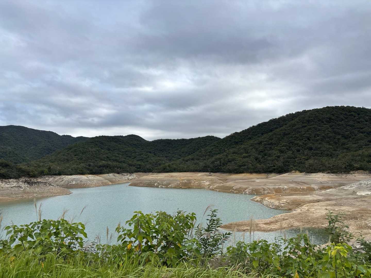 天狗岩と昭和池をめぐる展望抜群の三草山の写真