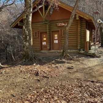 下山開始。避難小屋。トイレもあります