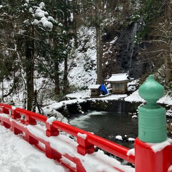 神橋と須賀の滝、絵になる眺めです🖼️