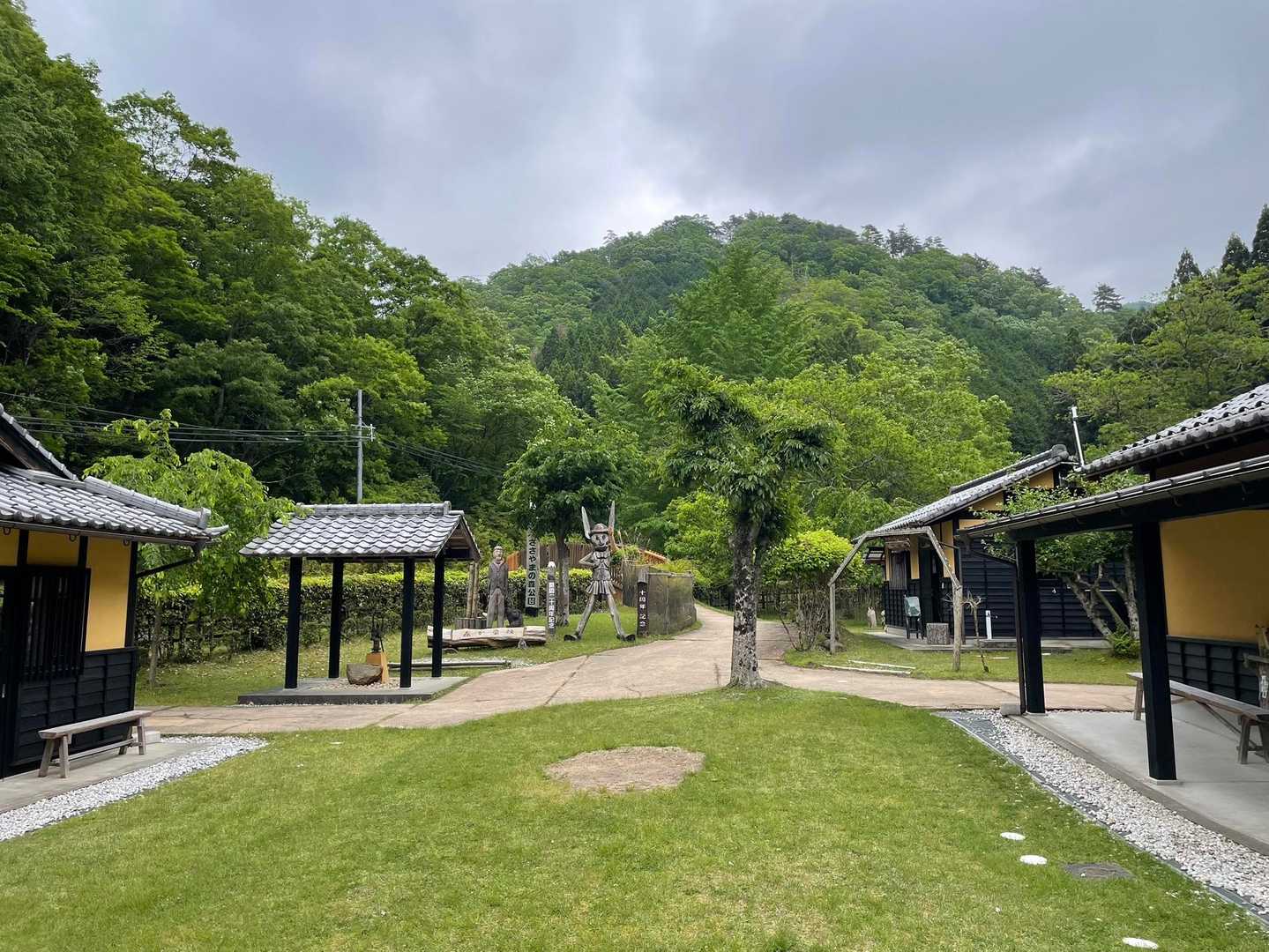 この奥が登山口です。
右側にトイレがあります！