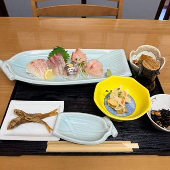 地魚刺身定食2100円を頂く。
左からタイ、カンパチ、アジ、シイラ、カンパチ
手前の揚げ物はコムツ