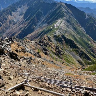 天空の稜線を、北岳山荘へ向かいます　明日は奥の間ノ岳に登る、予定だったのですが😭